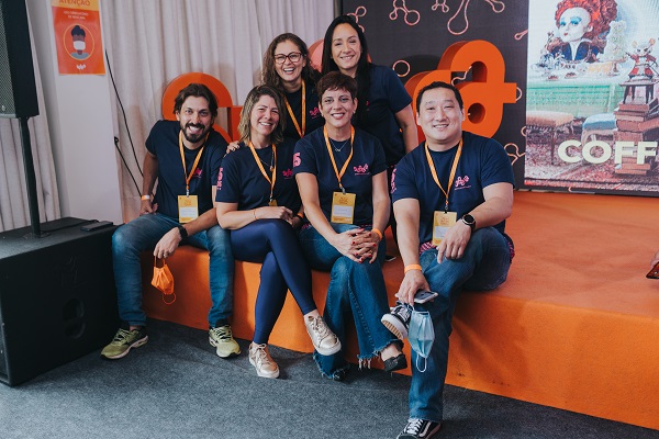 Empresários do SUPERA sentados sorriem para a foto